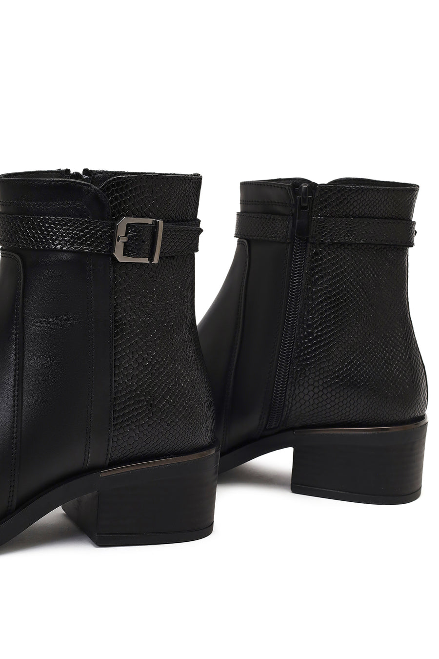 Woman Black Zip Closure Leather Boots