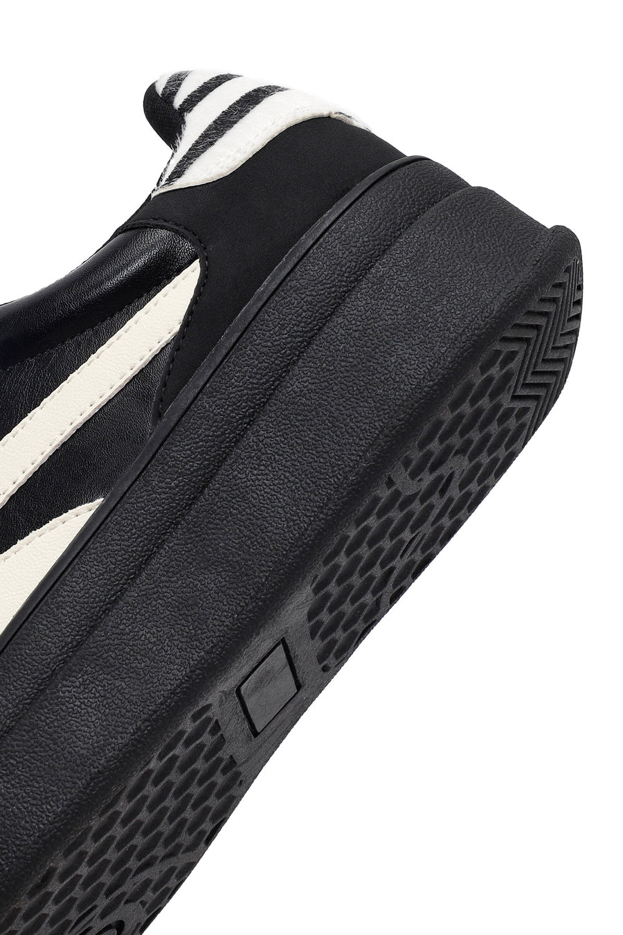 Woman Black Lace-Up Chunky Sneaker